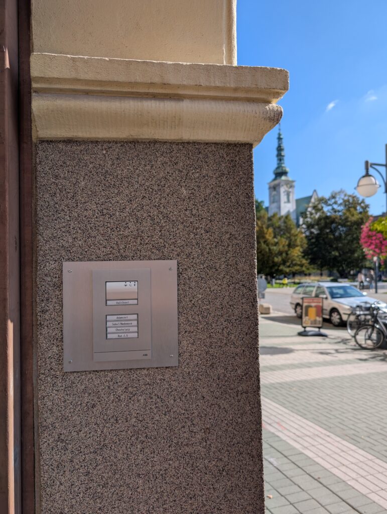 Dveřní zvonek u budovy, město Prostějov