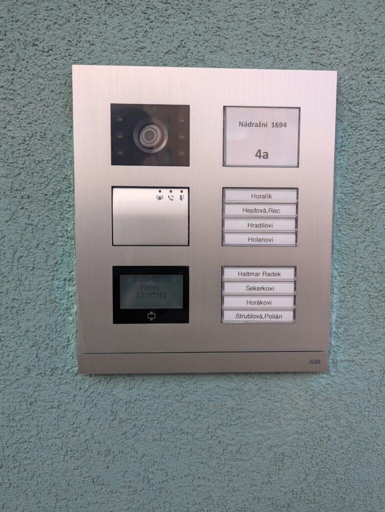 Zvonkové tablo se čtečkou čipů ve Šternberku