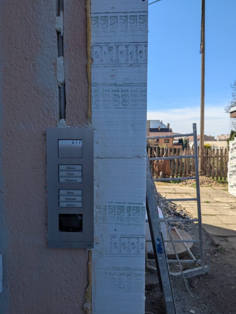 Zvonkové tablo osazené před dokončením fasády